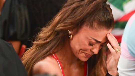 Choro, sorrisos e unha roída: a aflição de Juliana Paes na apuração