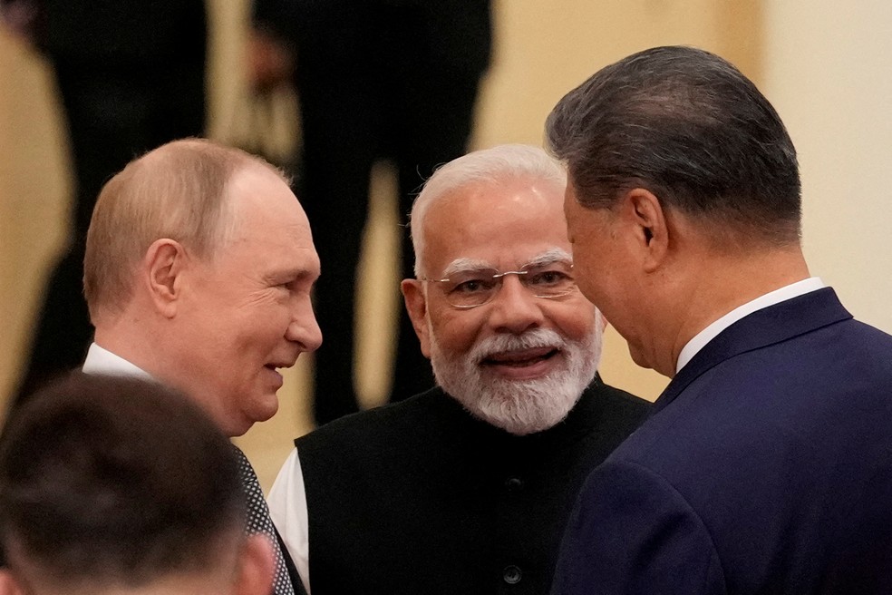 Presidente da China, Xi Jinping, conversa com o presidente da Rússia, Vladimir Putin, e o primeiro-ministro da Índia, Narendra Modi, durante cúpula da Organização de Cooperação de Xangai em 1º de setembro de 2025. — Foto: SUO TAKEKUMA/Pool via REUTERS