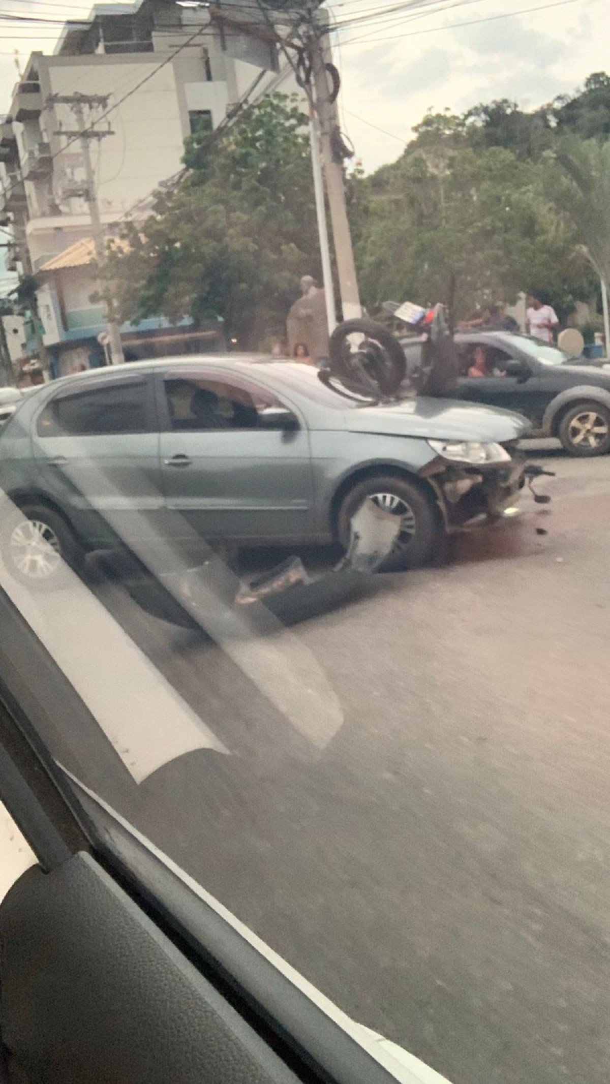 Homem fica ferido após batida entre carro e motocicleta em Itaocara