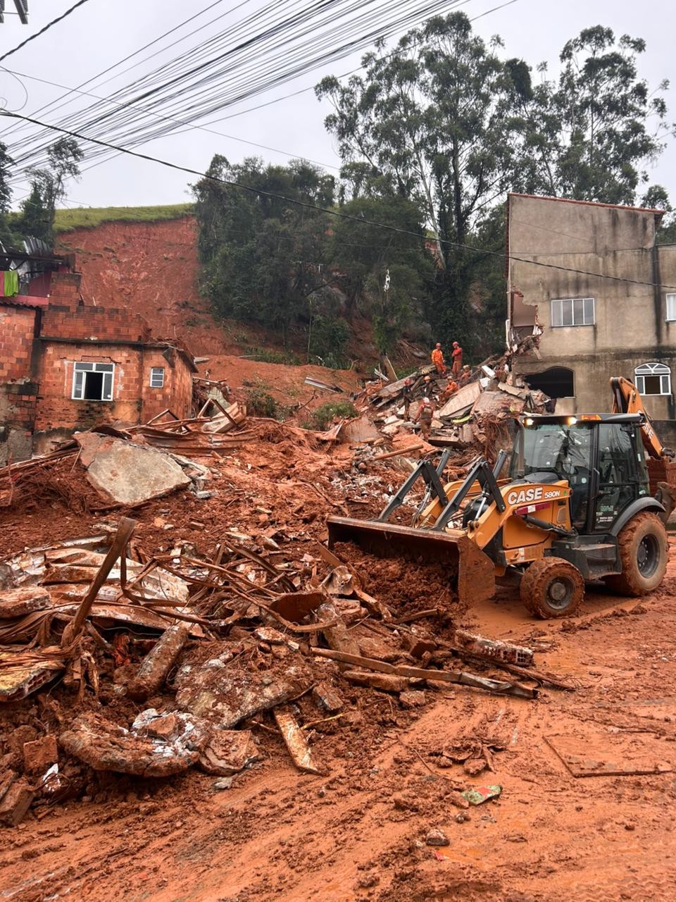 Chuva deixa mortos em Juiz de Fora e prefeitura decreta calamidade