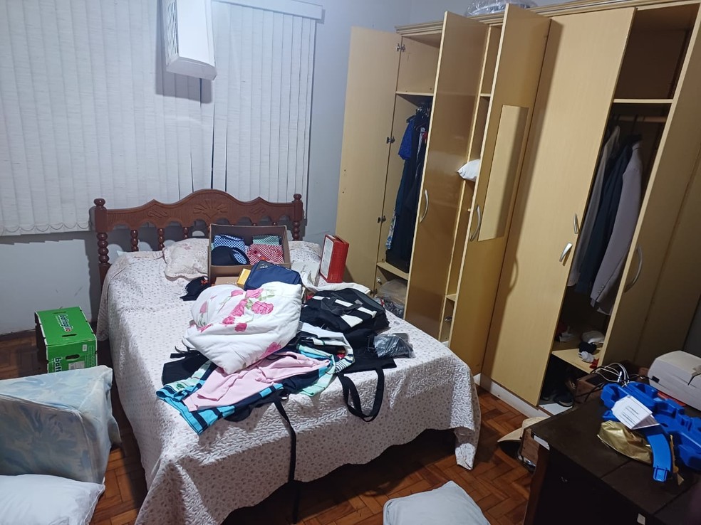 Prata: Ao 'fazer limpa' em casa, bandidos deixam ar-condicionado pendurado na parede 