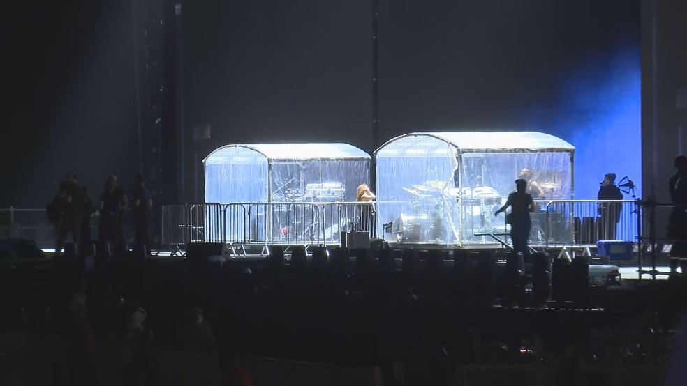 Dançarina participa de ensaio de Shakira em Copacabana — Foto: Reprodução/GloboNews