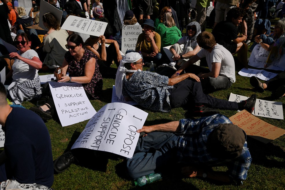 Manifestantes seguram cartazes em manifestação pró-Palestina — Foto: Jaimi Joy/Reuters