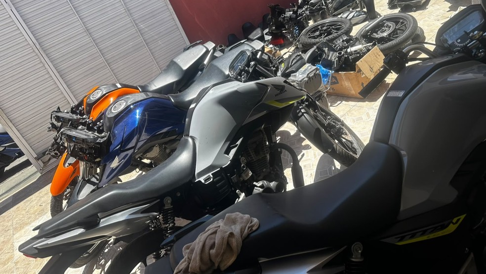 O Rastreador de uma moto furtada levou polícia a desarticular um desmanche de veículos em Fortaleza. — Foto: Polícia Militar/ Divulgação