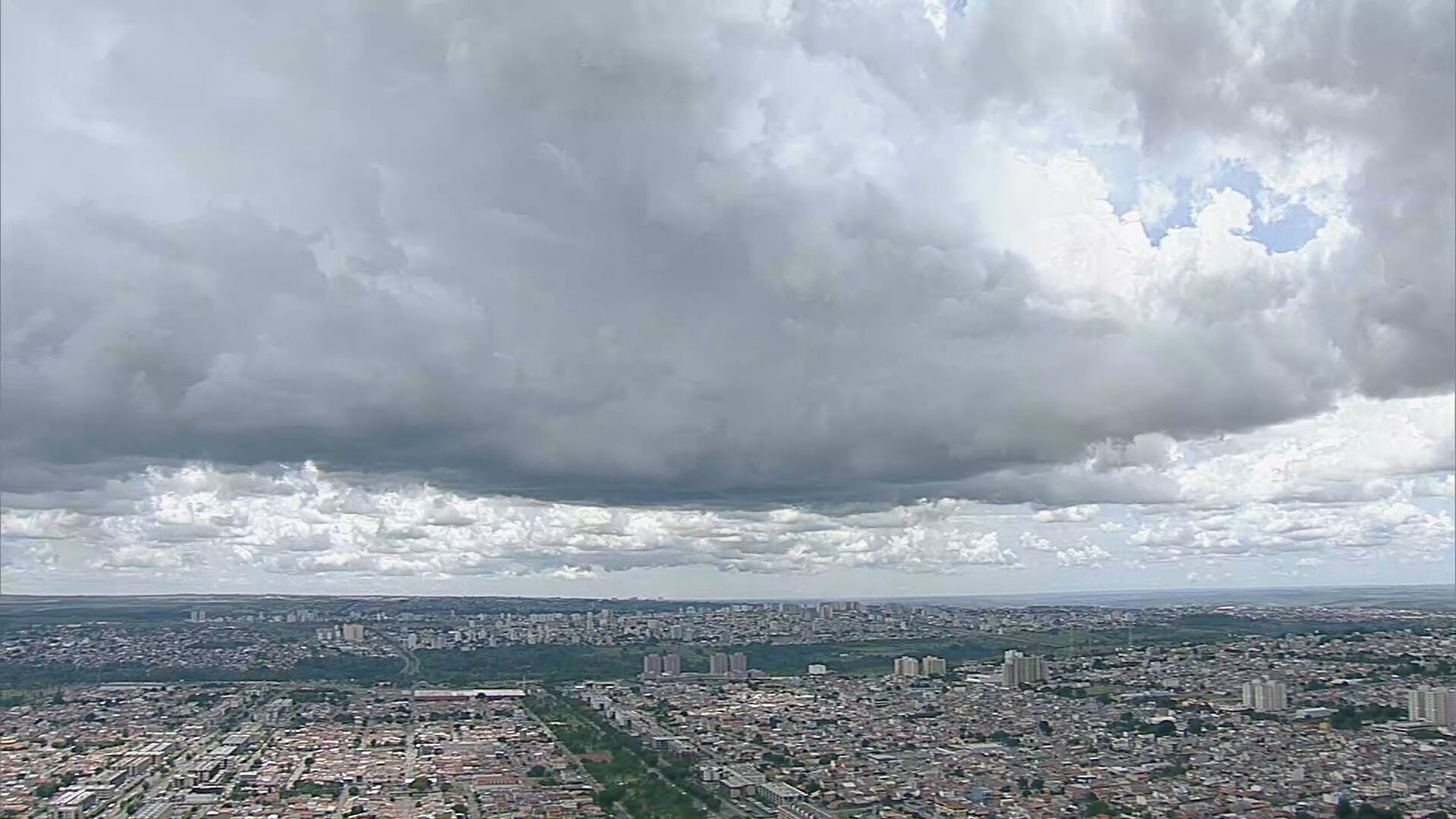Defesa Civil alerta para risco de tempestades em todo o DF nesta quinta; chuva já atinge regiões