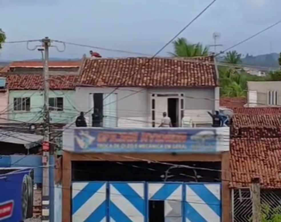 Polícia Militar troca tiros com suspeito de ferir ao menos sete pessoas em Aracaju. — Foto: Reprodução/ Redes Sociais
