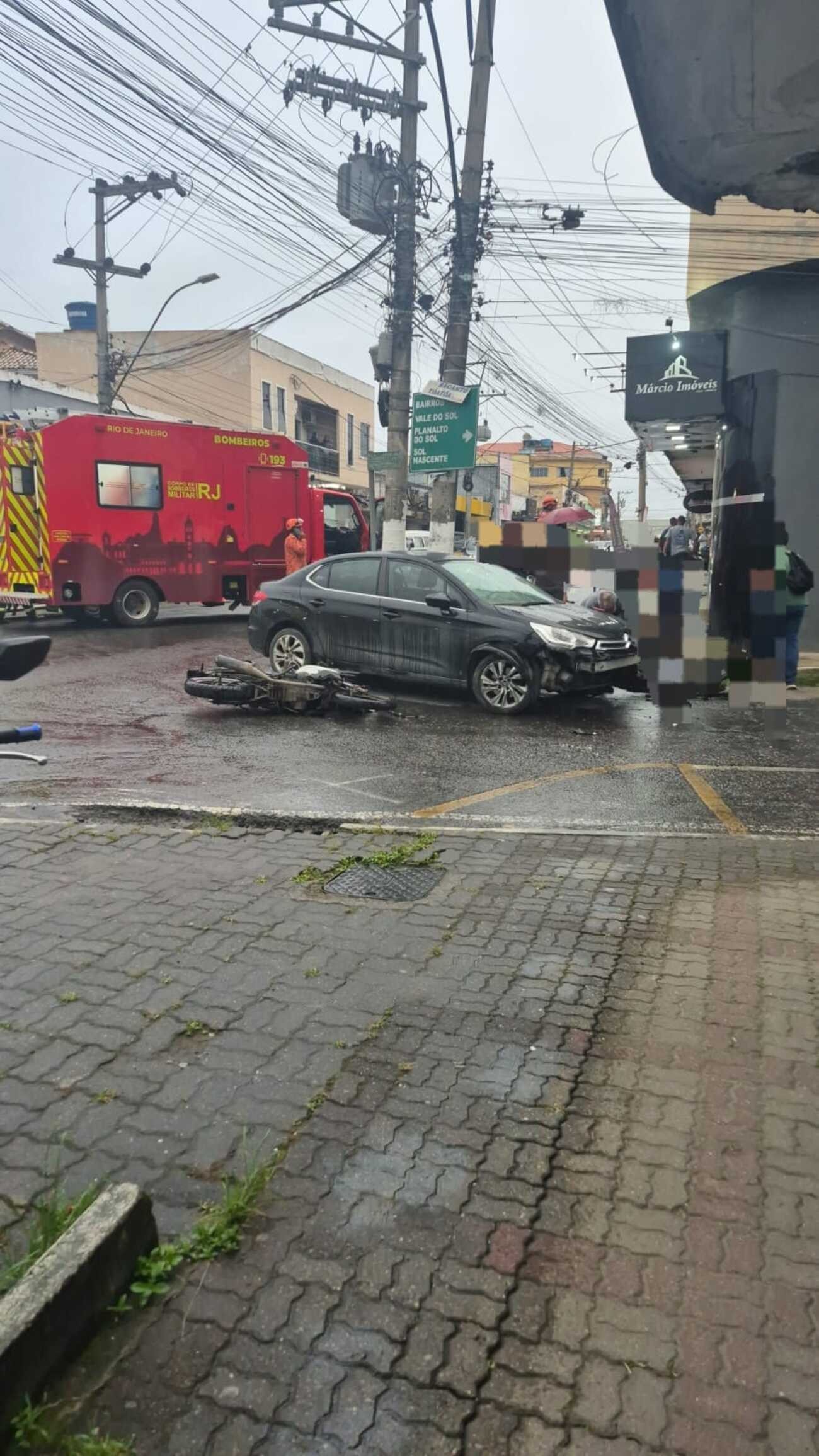 Atualização: Acidente entre carro e moto deixa jovem ferido em Pinheiral