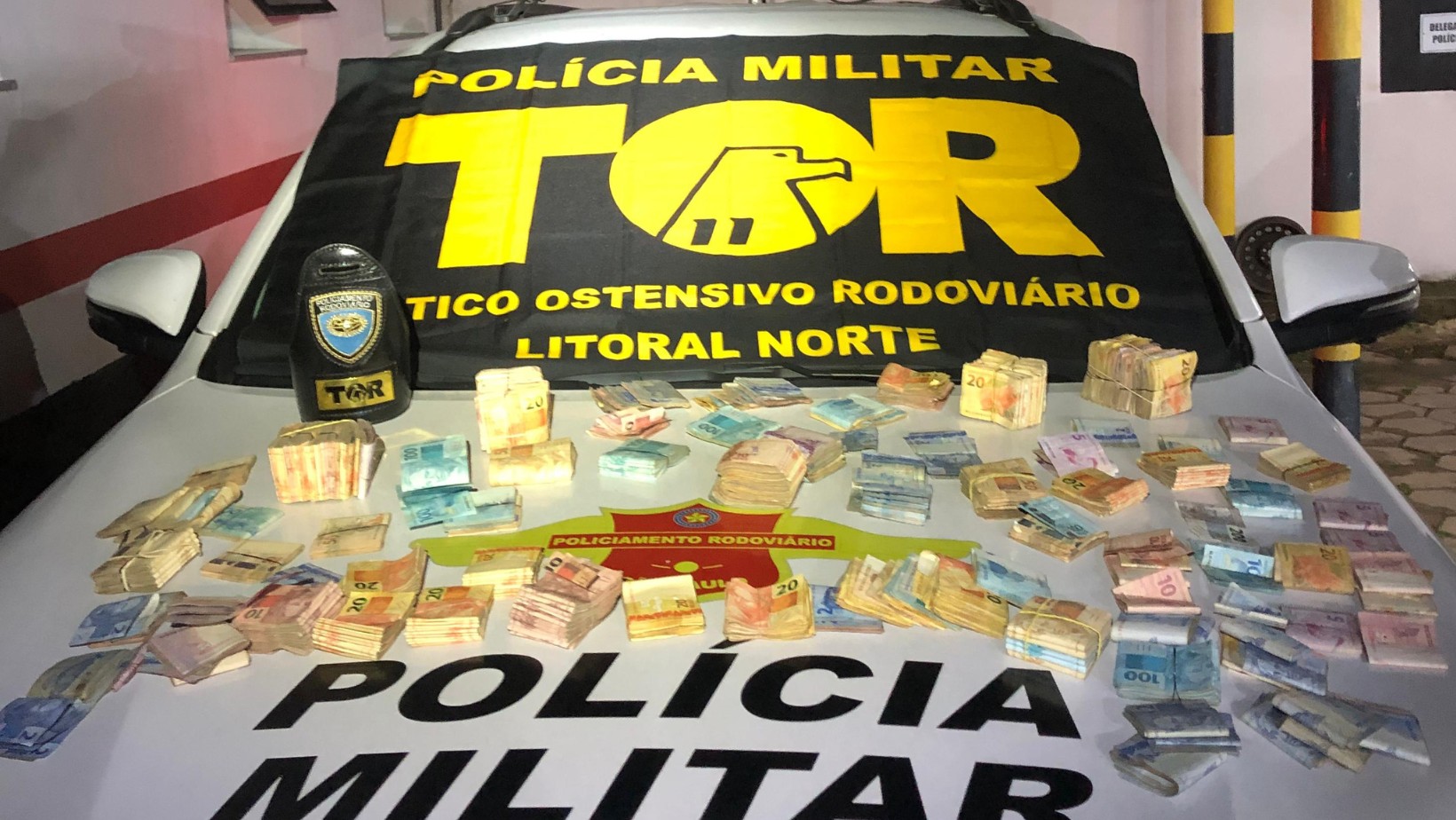 Polícia apreende quase R$ 100 mil escondidos debaixo de estepe de carro na Tamoios
