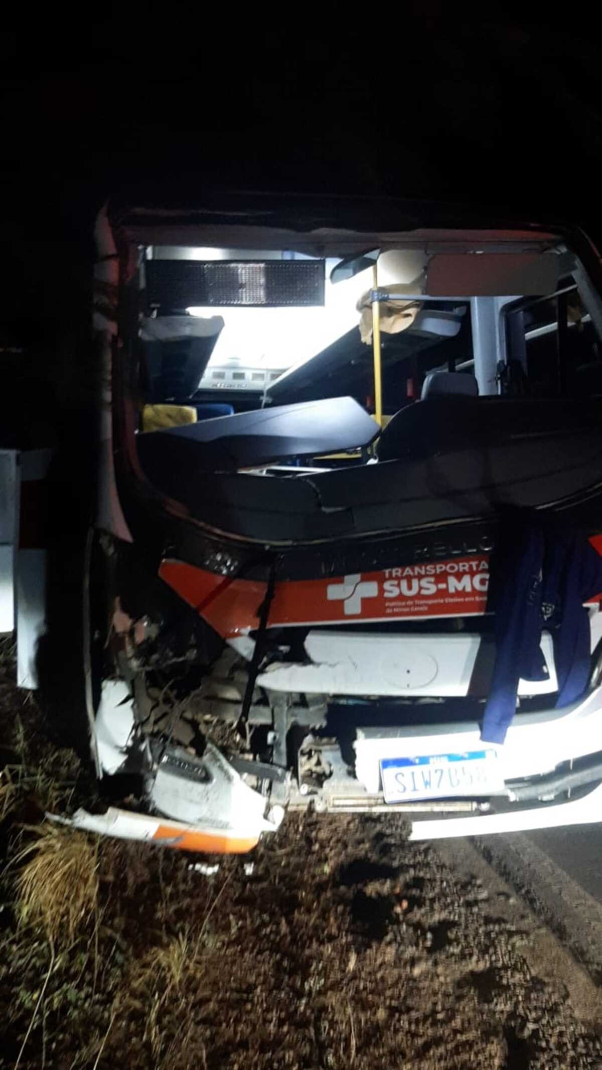 Acidente entre micro-ônibus da saúde de Unaí, carreta e ônibus deixa feridos na MG-188