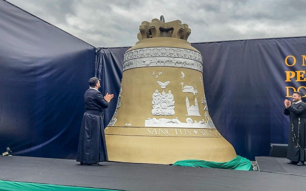 Religiosos celebram o incio da peregrinao do 'Vox Patris', sino gigante que ser entregue em Trindade, Gois  Foto: Reproduo/TV Anhanguera