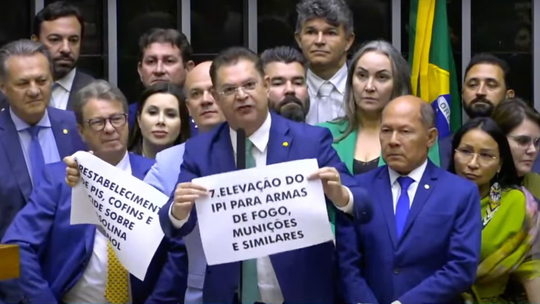 Após bate-boca com Haddad, oposição desrespeita regra de Motta e leva cartazes ao plenário contra o ministro -