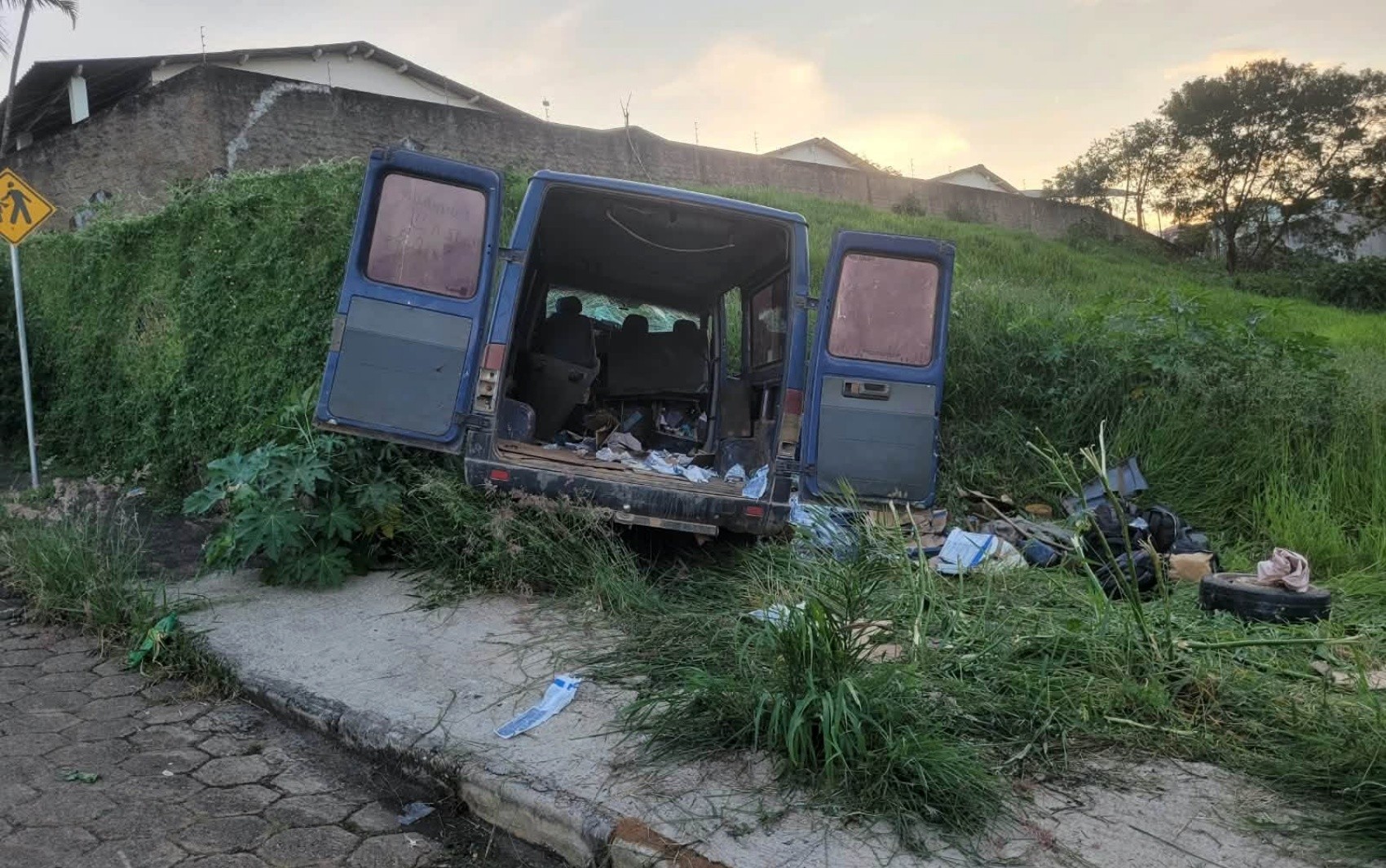 Van que transportava trabalhadores rurais perde os freios, bate em barranco e deixa 12 feridos