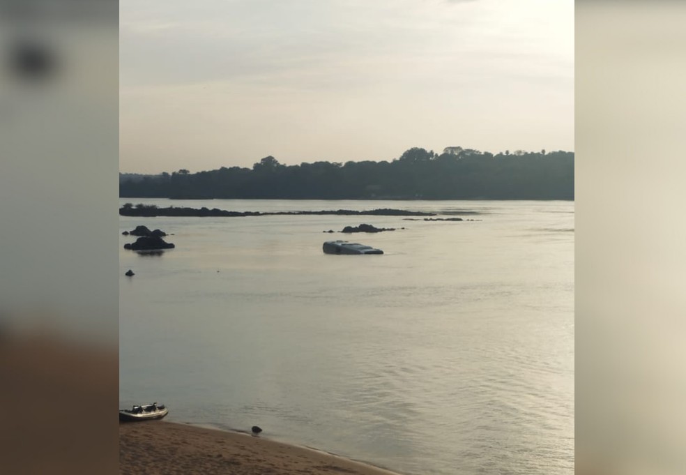 Ônibus de turismo cai no rio Tocantins ao entrar em balsa e motorista fica preso dentro do veículo — Foto: PMTO/Divulgação