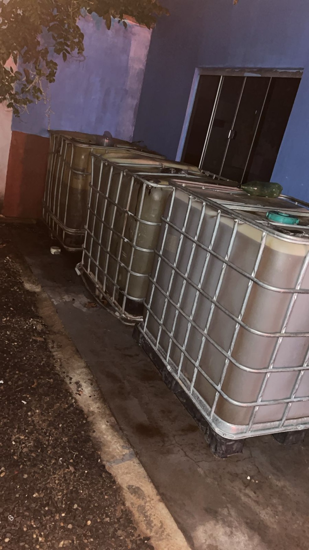 Durante as diligências, a polícia conseguiu recuperar toda a carga, composta por 18 mil litros de gasolina e 7 mil litros de diesel S10, totalizando 25 mil litros de combustível roubado. — Foto: Divulgação/ Polícia Civil