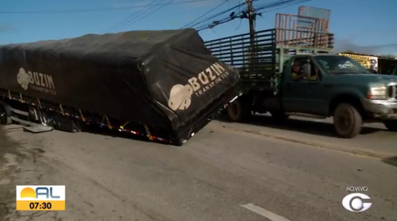 Carreta quebra e interrompe o trânsito na Via Expressa, em Maceió