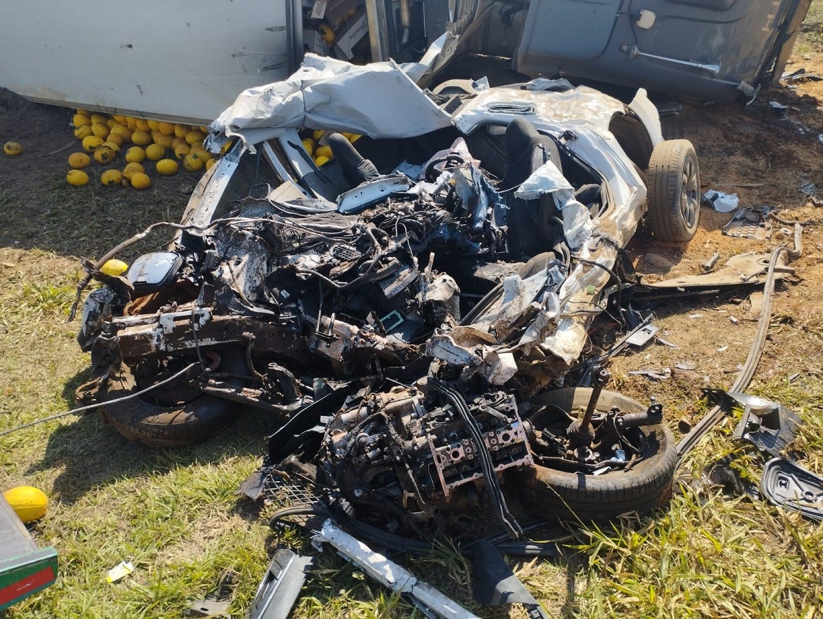 Motorista morre ao ter carro esmagado por carreta carregada com melão na BR-116