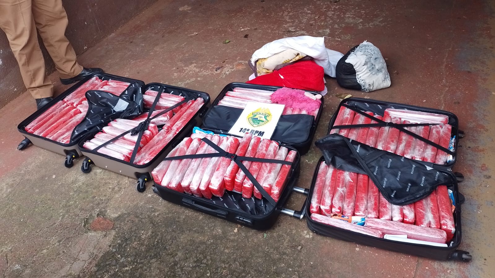 Após denúncia de 'cheiro de maconha', jovem é presa e duas adolescentes são apreendidas com droga escondida em malas na rodoviária de Foz do Iguaçu