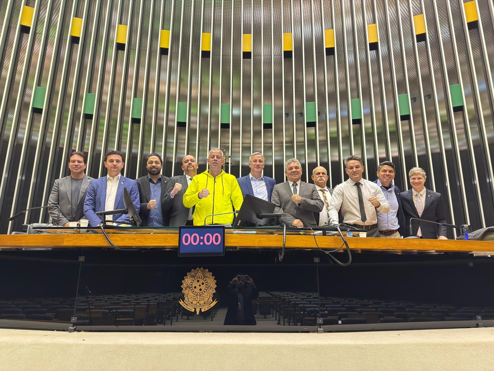 Deputados pernoitaram no Congresso — Foto: Imagem enviada a TV Globo