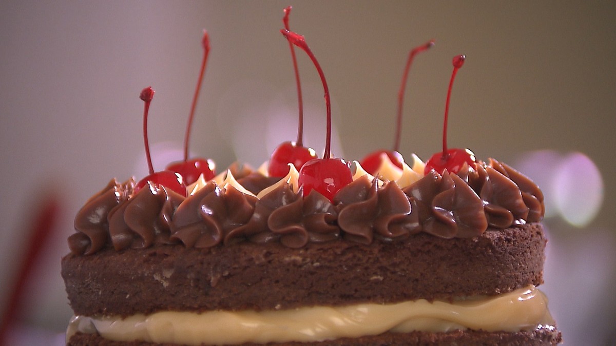 Aprenda a fazer um bolo cremoso de brigadeiro - Folha PE