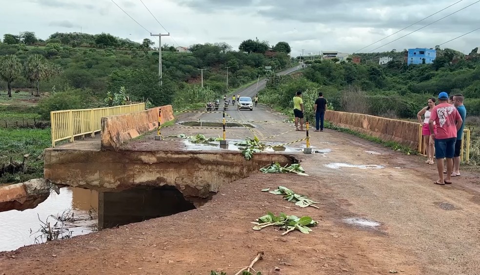 Cabeceira de ponte desaba devido à força da água de rio no interior do Piauí — Foto: Gustavo Cavalcante/TV Clube