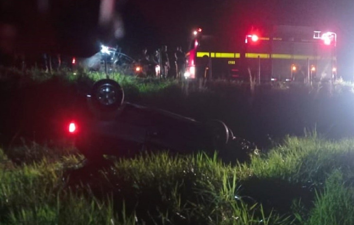 Motorista morre após carro capotar e parar com as rodas para cima na AMG-2902