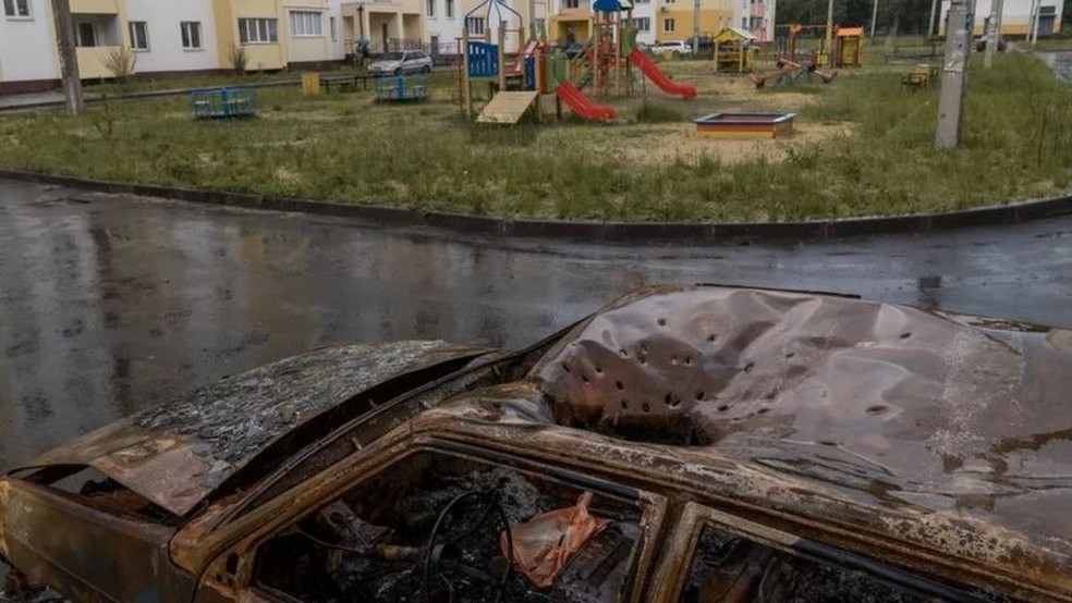 Marcas compatíveis com as de uma munição cluster no teto de um carro próximo a um playground em Kharkiv, na Ucrânia — Foto: JOEL GUNTER/ BBC
