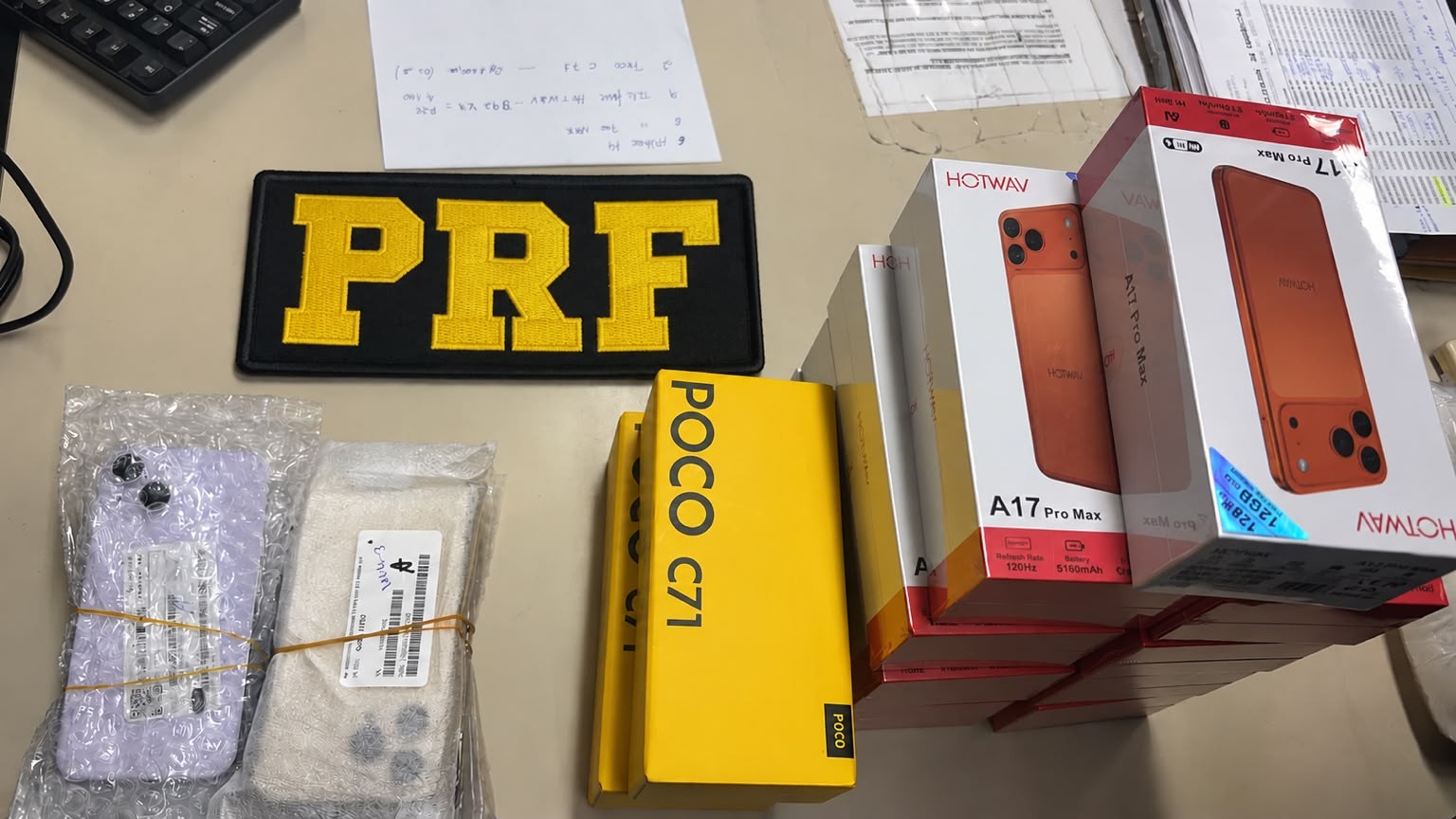 PRF apreende mais de 20 celulares sem nota fiscal durante abordagem na Via Dutra, em Porto Real