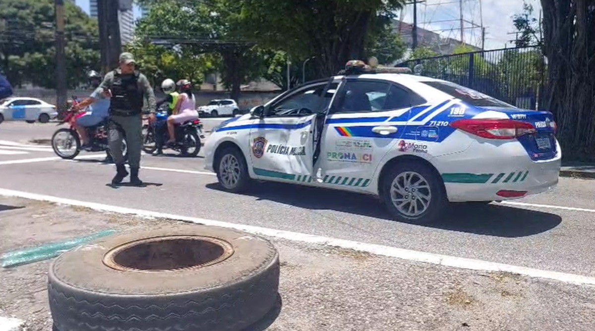 Pneu de caminhão se solta e atinge viatura da Polícia Militar no Centro do Recife