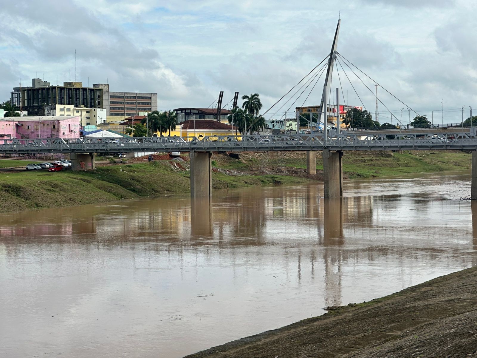 Após subir 1,5 metro em 24 horas, Rio Acre supera marca de 10 metros após 9 meses na capital