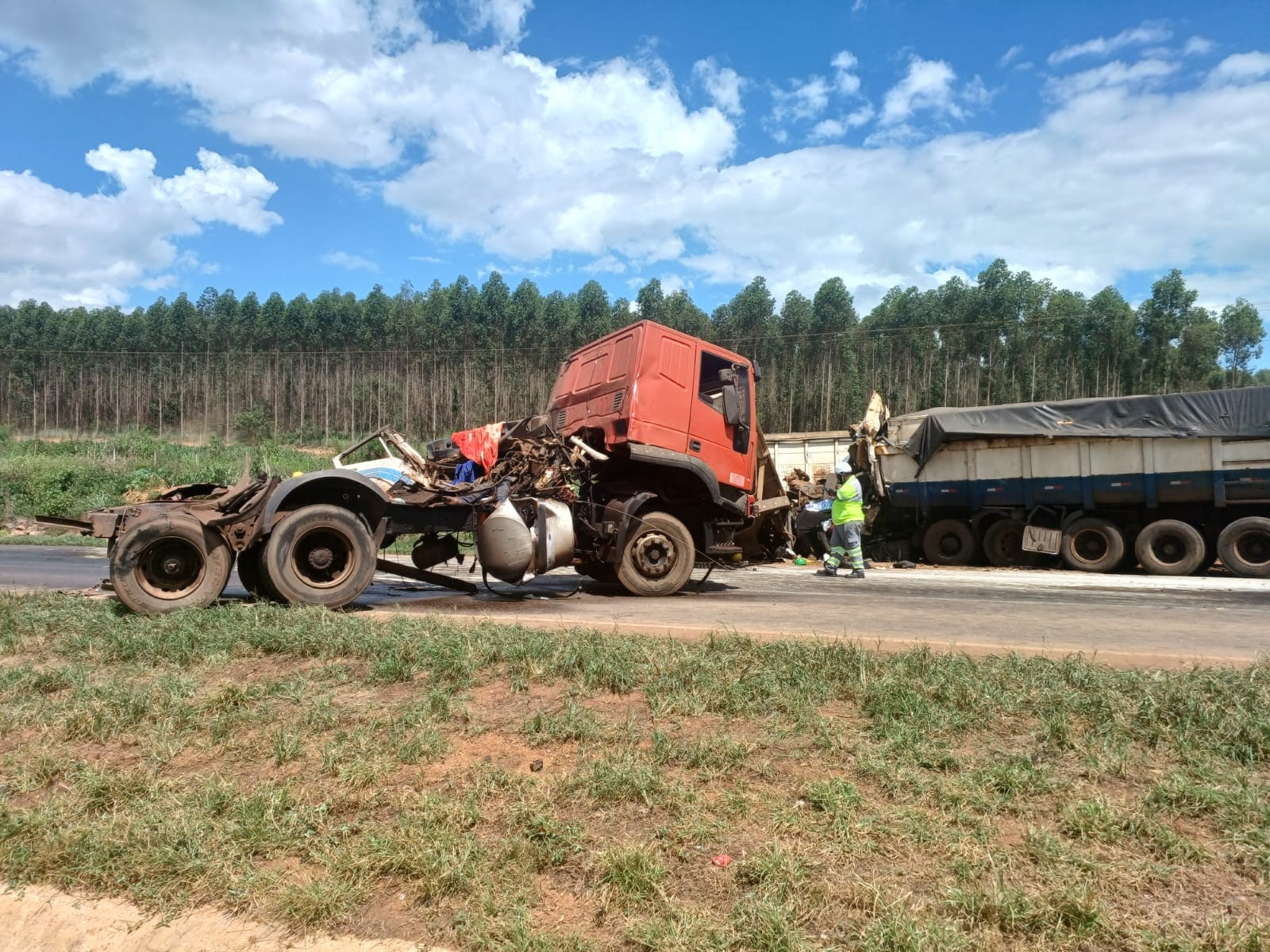 Acidente entre carretas e motos deixa 1 morto na BR-163 em Rondonópolis (MT) 