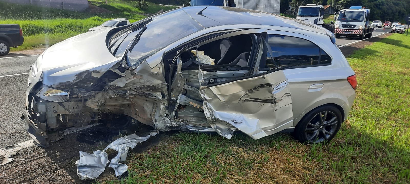 Motorista sai ileso de acidente que destruiu porta do carro dele em rodovia do Paraná