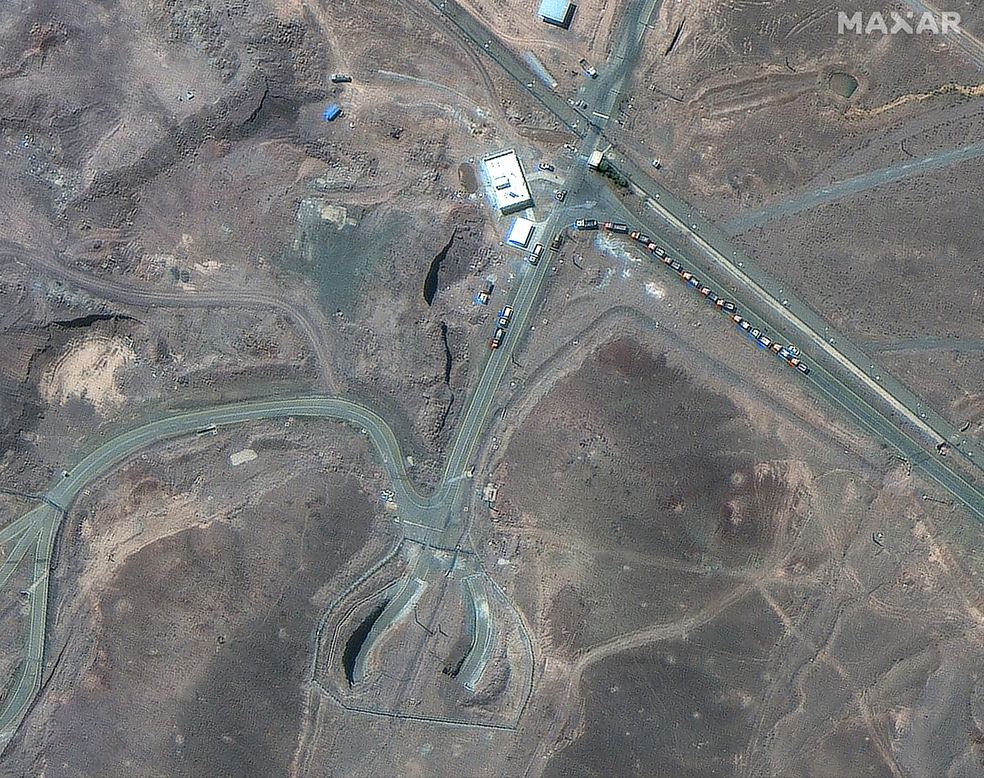 Uma imagem de satélite mostra caminhões posicionados perto da entrada da instalação de enriquecimento de combustível de Fordow, próxima a Qom, Irã, em 19 de junho de 2025 — Foto: Maxar Technologies/Divulgação via REUTERS
