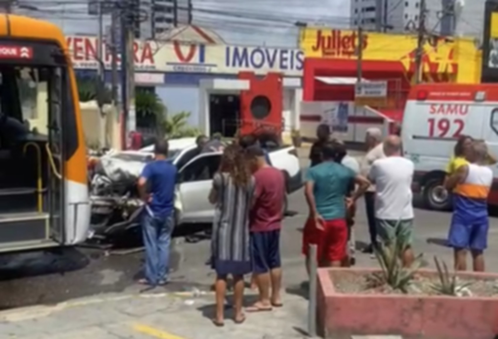 Motorista de carro bate em ônibus e passageiro morre preso às ferragens do veículo em Olinda