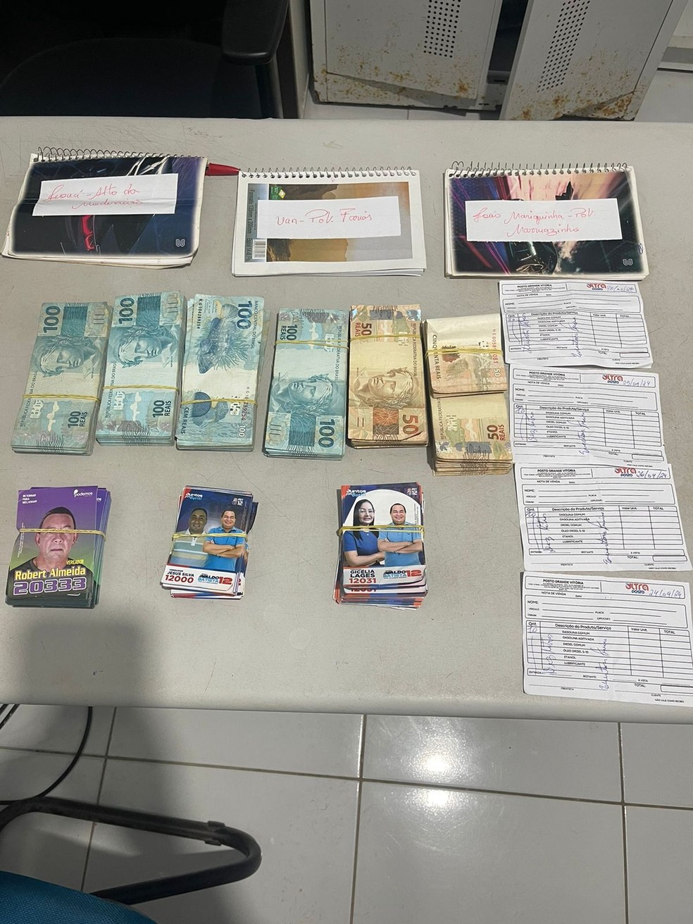 Segundo a Polícia Civil do Maranhão (PC-MA), foram encontrados dentro do porta-luvas do veículo aproximadamente R$ 52.700,00 em cédulas de cem e cinquenta reais, além de "santinhos" de um candidato político — Foto: Divulgação/ PC-MA