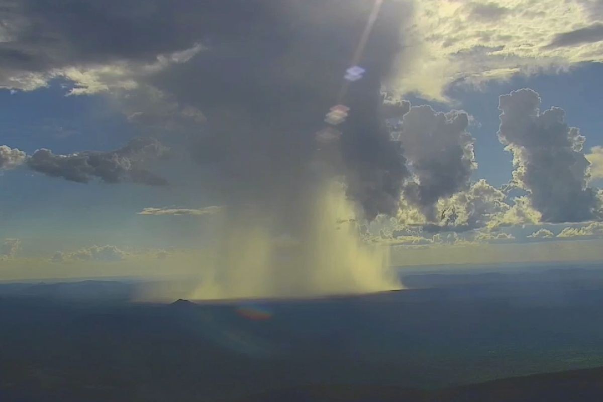 Chuva isolada forma imagem impressionante a mais de mil metros no Pantanal