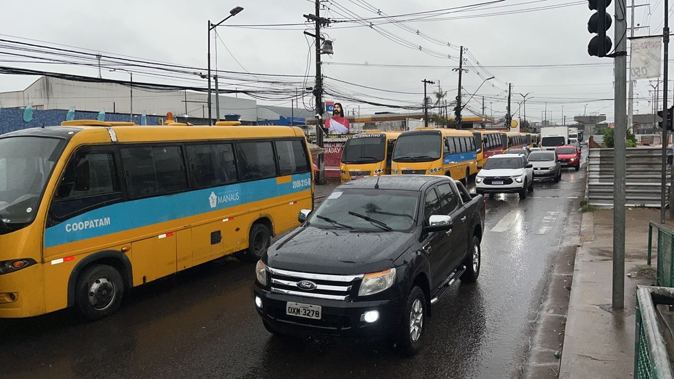 Protesto de 'Amarelinhos' na Avenida Autaz Mirim em Manaus — Foto: Gato Junior/Rede Amazônica