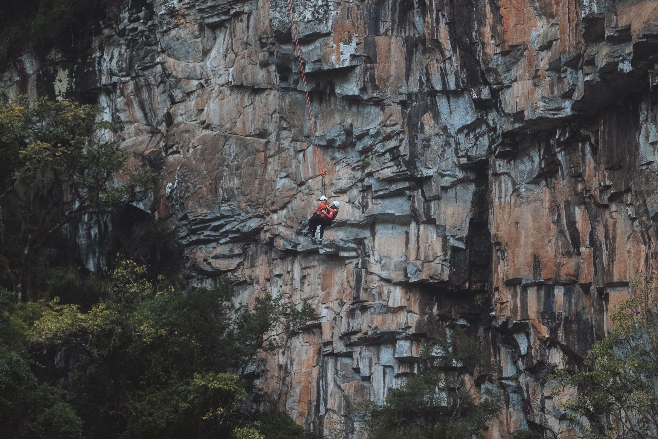 Salto duplo e em pêndulo: conheça experiência radical de parque na Serra gaúcha