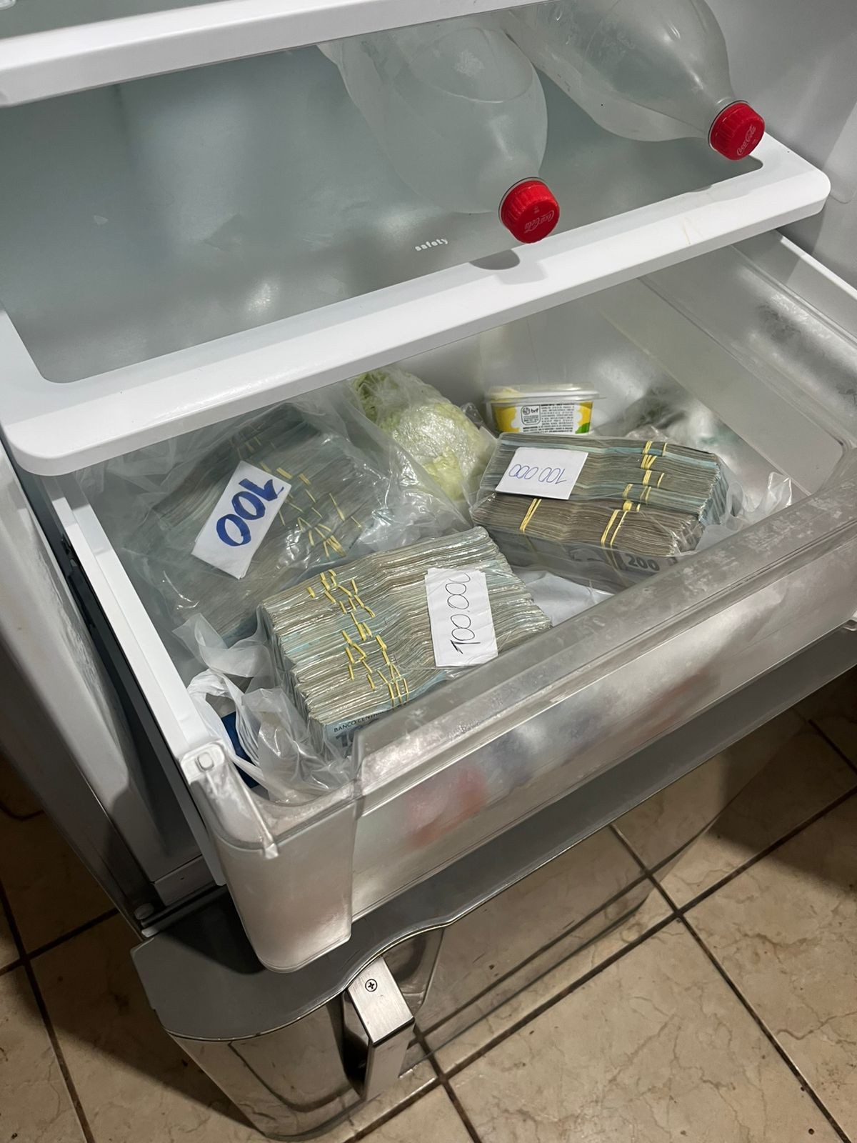 Polícia encontra mais de R$ 300 mil escondidos em gaveta de geladeira durante operação de combate ao tráfico de drogas em MG