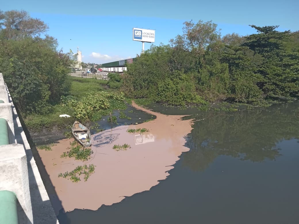 Vazamento de óleo diesel atinge o rio Sarapuí, em Duque de Caxias