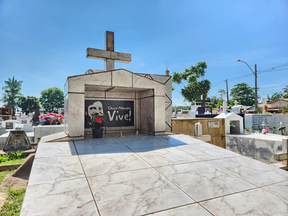 Túmulo de Chico Mendes, morto em 1988 — Foto: Melícia Moura/CBN Amazônia Rio Branco
