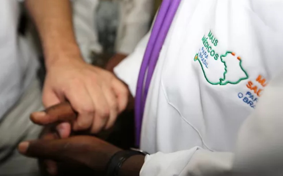 Profissional com jaleco do programa Mais Médicos — Foto: Karina Zambrana /ASCOM/MS