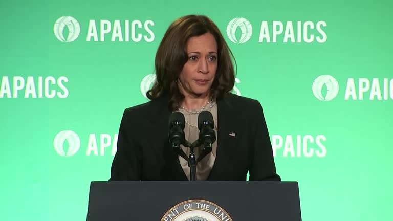 Homem é preso no PR após FBI identificar mensagens enviadas a Kamala Harris, vice-presidente dos EUA