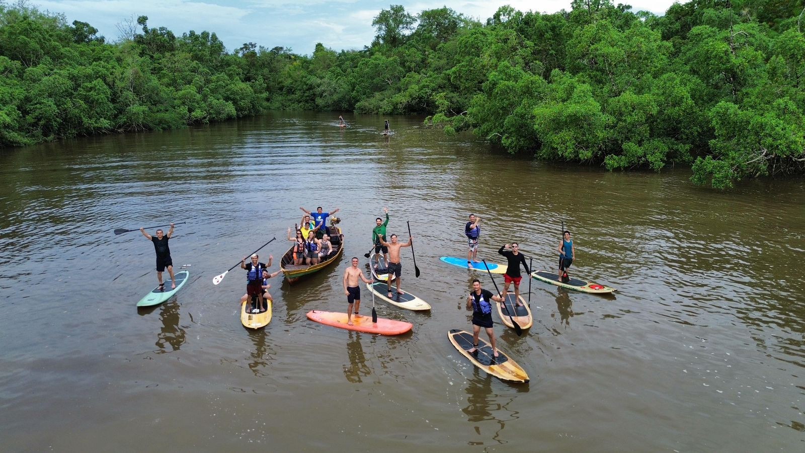 Do lixo ao recomeço: na Amazônia, projeto usa stand up paddle para limpar rios e recuperar vidas
