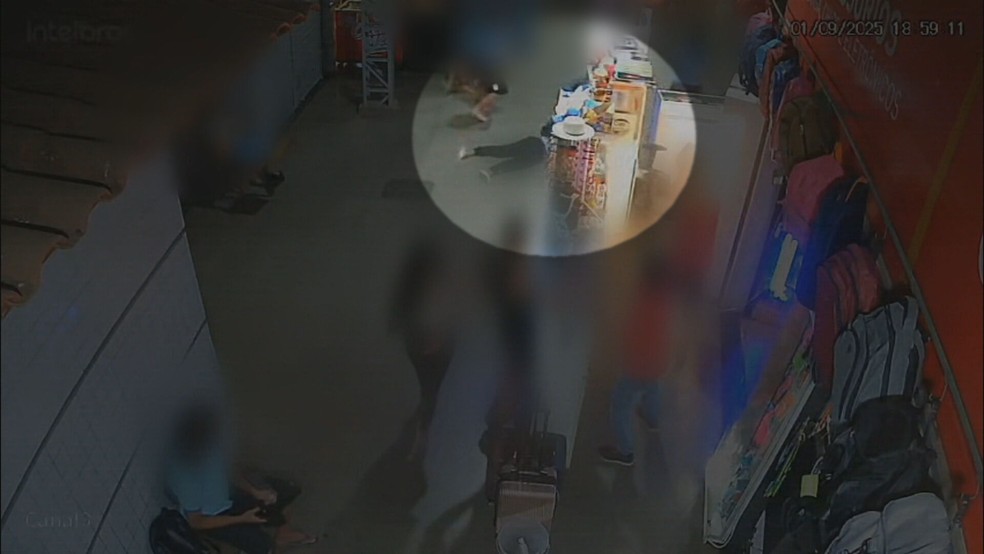 Jovem de 22 anos é perseguido e esfaqueado na Rodoviária de Planaltina — Foto: reprodução