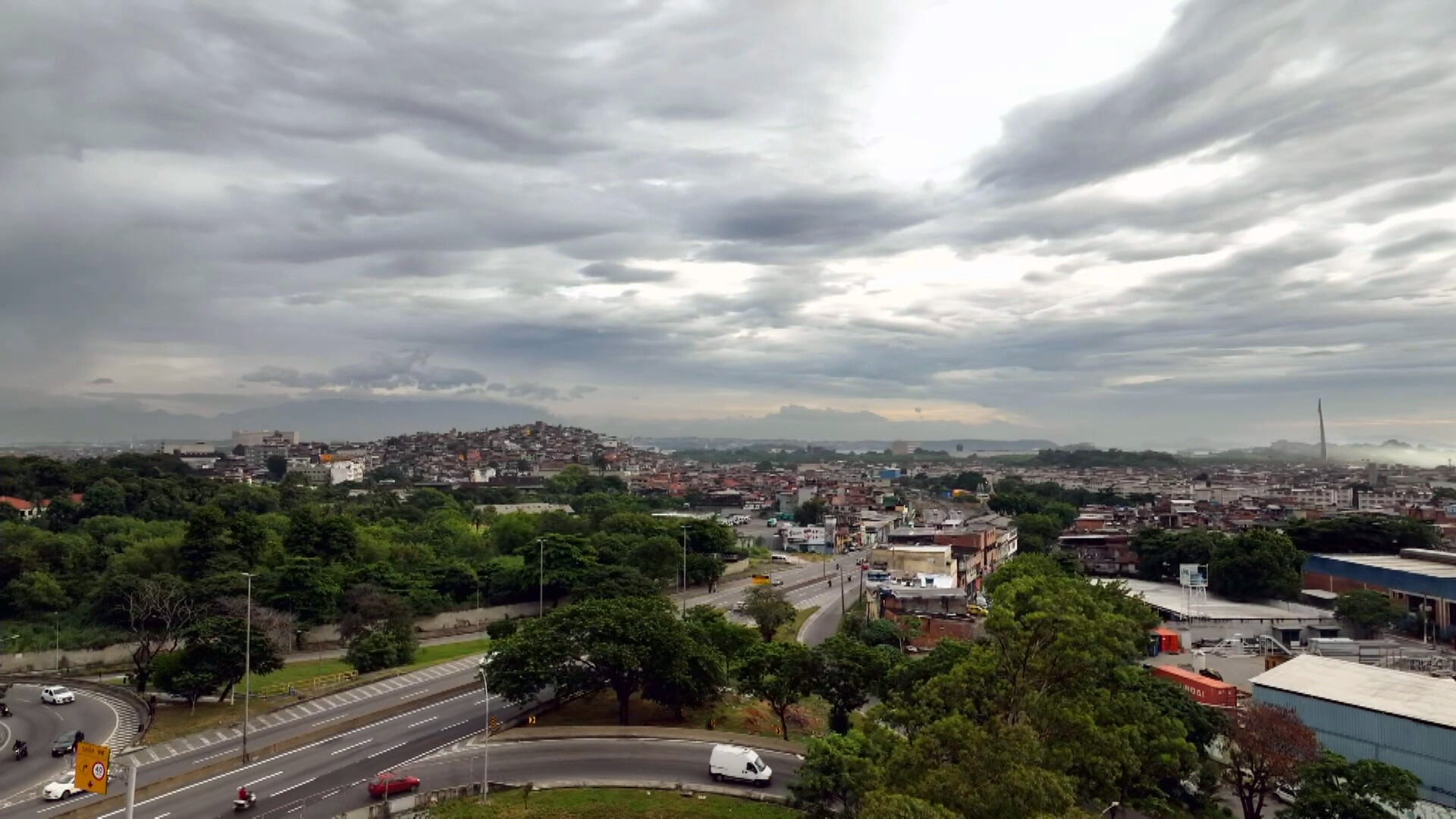 Após temporal com alerta inédito, Rio tem previsão de mais chuva forte