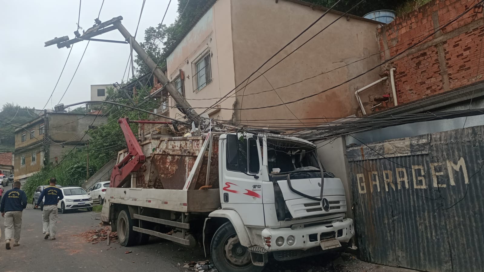 Caminhão atinge poste e bloqueia rua em Volta Redonda