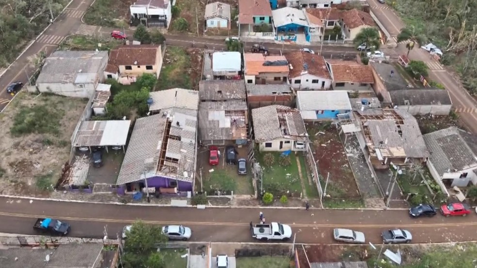 Destruição em Santa Maria do Oeste foi causada por tornado, diz Simepar — Foto: Imagens cedidas/Polícia Militar/Mariely Pereira Moreira