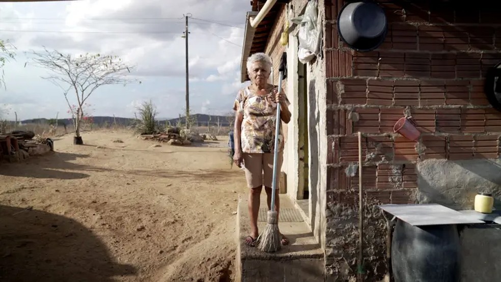 Moradora do povoado Caracolzinho (PB), onde historiador Aldrey Ribeiro diz ter encontrado vestgios de judasmo  Foto: Felix Lima/BBC