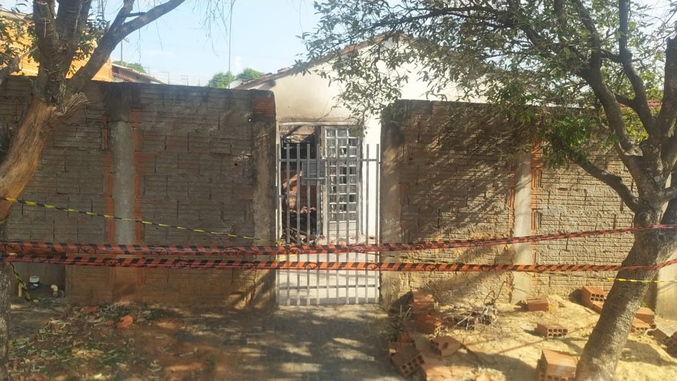 Incêndio atinge residência no Parque das Palmeiras, em Lucélia (SP) — Foto: Polícia Militar