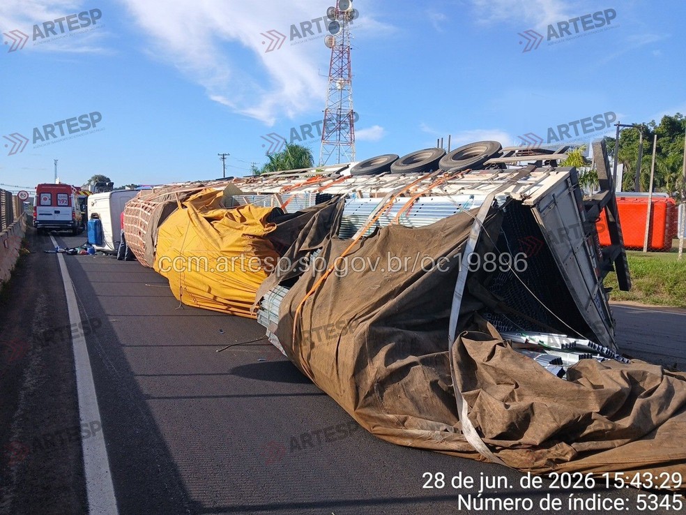 1 de 2
Carreta com perfilado de alum&iacute;nio tomba e interdita rodovia em Mar&iacute;lia (SP) &mdash; Foto: Portal CCM &ndash; Artesp/Divulga&ccedil;&atilde;o
